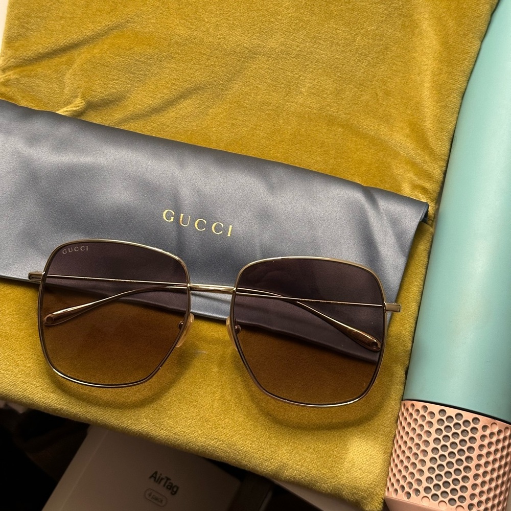 Gucci logo-pendant square-frame sunglasses